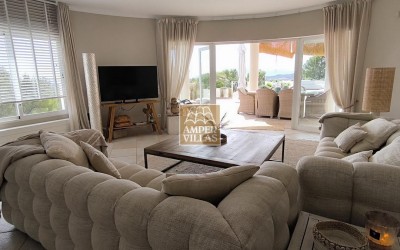 Fantastic villa with panoramic sea views.